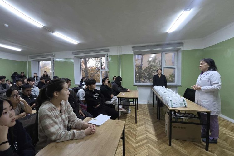 МУИС-ийн дотуур байранд амьдардаг 1 дүгээр түвшний оюутнуудад “Эрүүл мэндийн зөвлөгөөний өдөрлөг” зохион байгууллаа