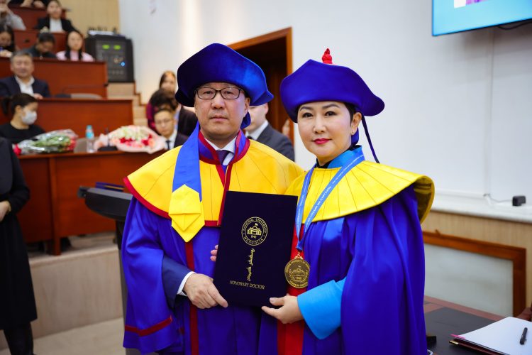 Гадаад харилцааны сайд Б.Батцэцэгт МУИС-ийн УТСОУХНУС-ийн “Хүндэт доктор” цол олголоо