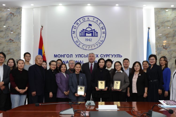 Монгол Улсын Гавьяат багш А.Мөнгөнцэцэг агсны нэрэмжит тэтгэлэг гардуулах ёслол боллоо