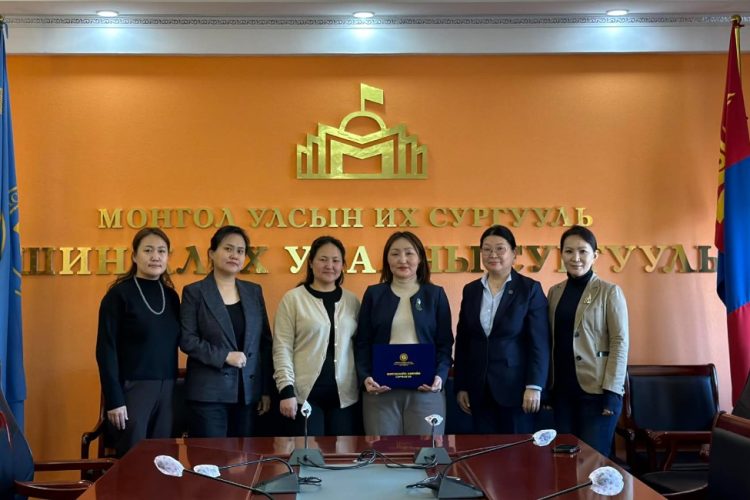 Орчуулагчийн мэргэшлийн зэргийн гэрчилгээ гардуулав