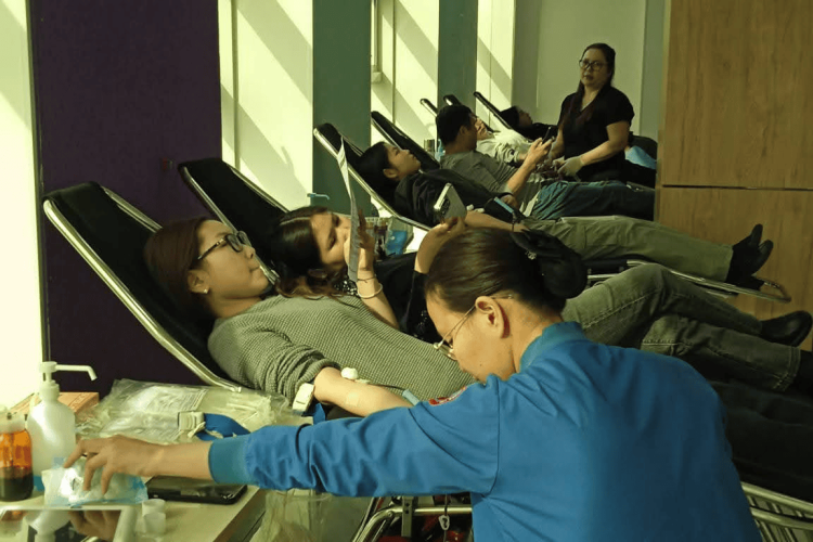 “Дусал цус-Дүүрэн амьдрал” цусны донорын өдөрлөгөөр МУИС-аас 300 орчим хүн цусаа хандивлалаа